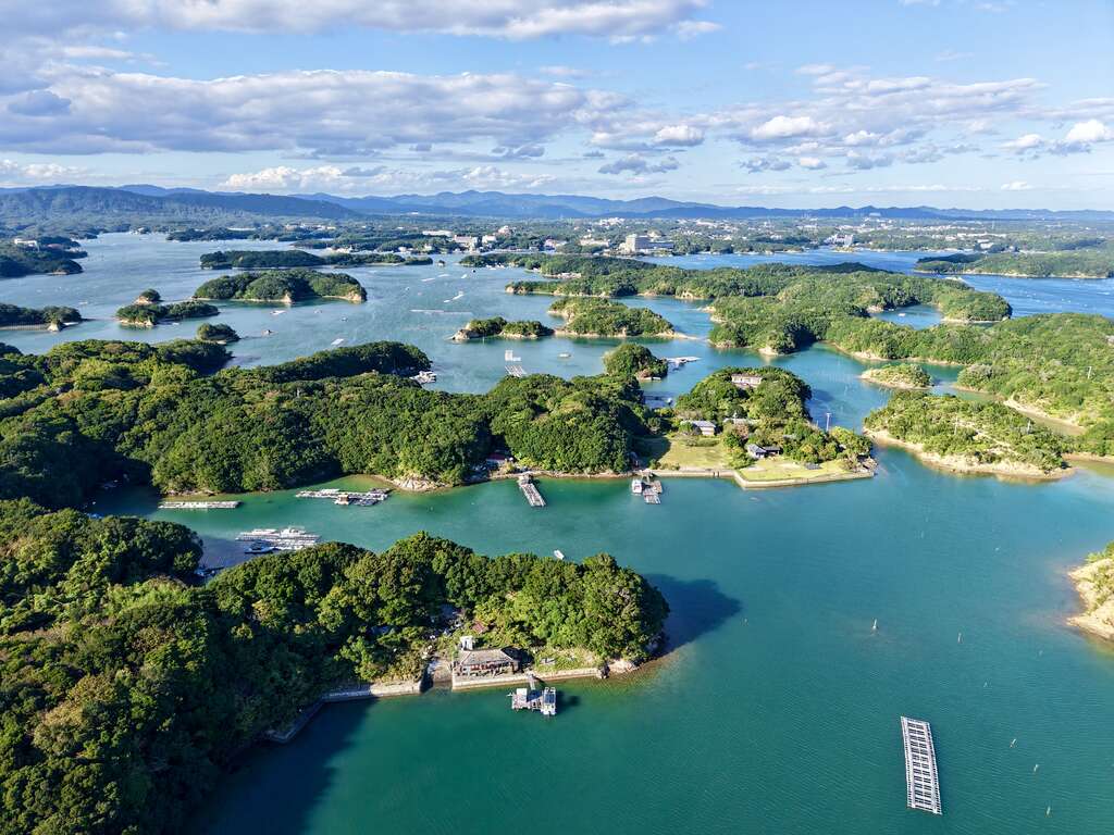 英虞湾の多島美と真珠筏